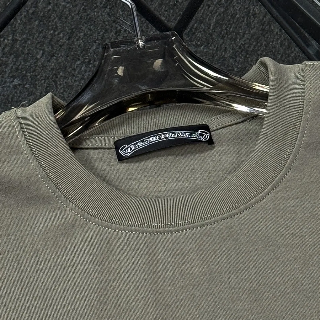 P190 Chrome Hearts 25 high-end versions. The fabric is made of 300 grams of high-density pure cotton. It does not deform or shrink. It has three labels. It is the same style for men and women. Technology: imported hot diamond. Color: white, black, dark green. SIZE: S-XL